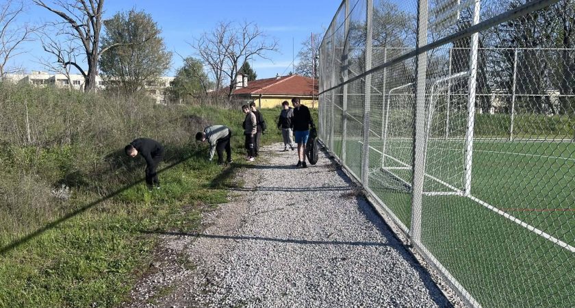 В навечерието на деня на Земята Ученическият съвет пое инициатива и заедно със свои съученици активно се включи в почистването на училищния двор